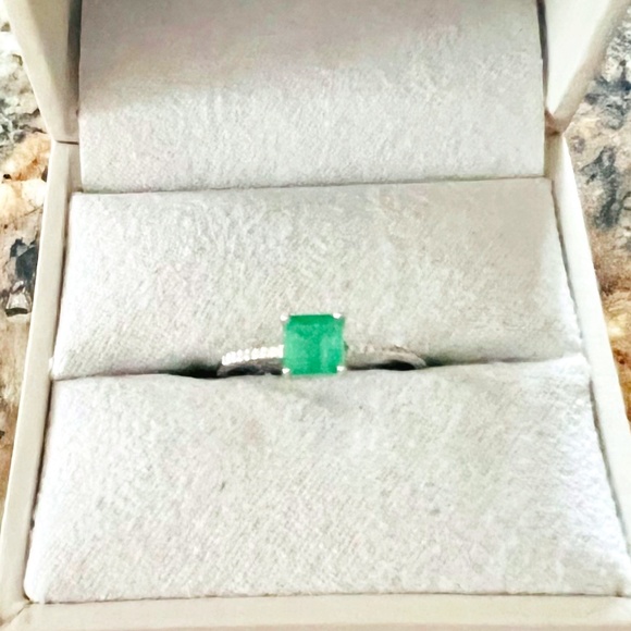 NEW Genuine Emerald Ring 14K White Gold Band Size 7 - Picture 1 of 8